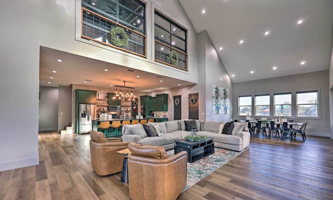 Glenwood House | Lavish Riverfront Escape w/Gas Grill!