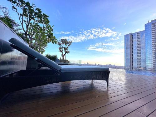 Surabaya Apartment | Lavish The Peak 2BR Apartment in Tunjungan Plaza 5 Surabaya City Centre by Le Ciel Hospitality