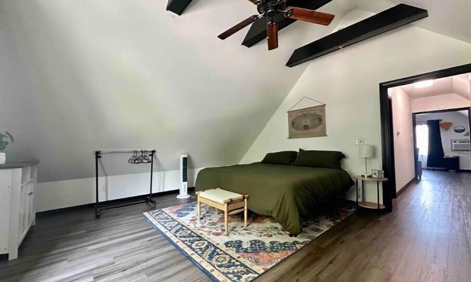 Fifth Ward House | Lavish tub with free parking near several music & wedding venues