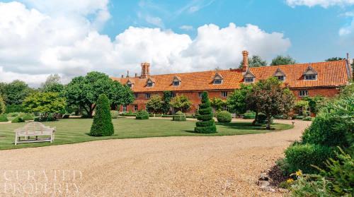 Hales House | Lavish Tudor Estate & Gardens - Sleeps 25
