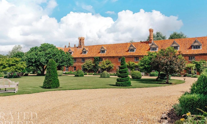 Hales House | Lavish Tudor Hall & Gardens - Sleeps 14!
