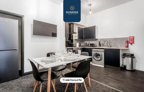 Dundee Apartment | LAW 5 - DIGS - INVOICE and REDUCED PRICE only via SUNRISE SHORT LETS DUNDEE, 2 rooms, 4 Double Beds, Fully Equipped, Free Parking, WiFi, 3xSmart TVs, Groups, Families, Food, Shops, Bars, Centrally Located, Short or Long Stays