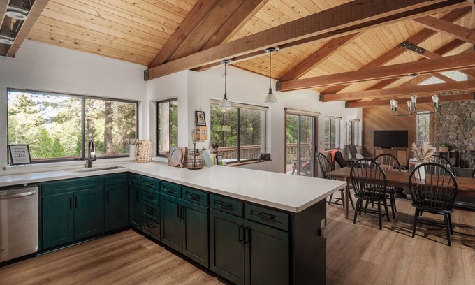 Arnold Ski Chalet | Lay-Z-Bone Lodge~A/C & Summer Pool Access!
