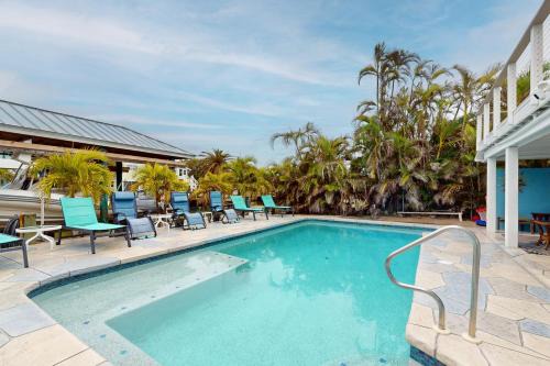 Mid Island House | Laze Away