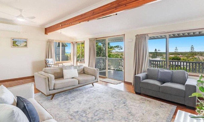 Yamba House | Laze Daze - Pet friendly and walking distance to the beach