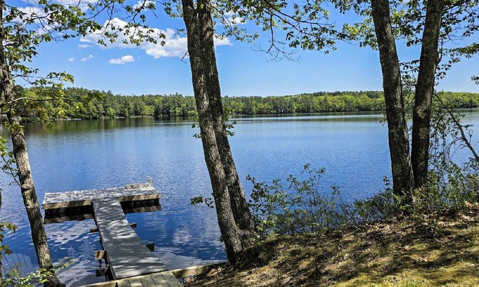 Nobleboro House | LAZY ACRES COTTAGE | LAKEFRONT | 2 Bed, 1 Bath