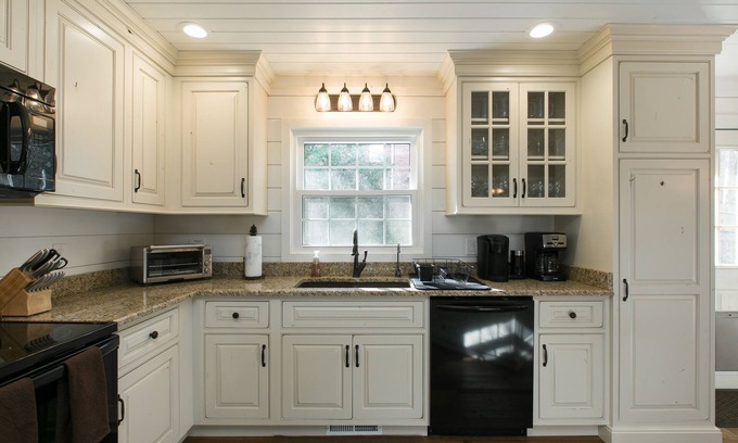 Bent Creek House | 🐻 Lazy Bear 5 Mins BRP, 12 mins DT AVL, 2 Fireplaces, Firepit🔥, fenced in yard