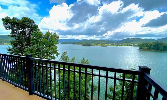 Bean Station Condo | Lazy Days 3 br 3 bath Condo on Cherokee Lake, POOL