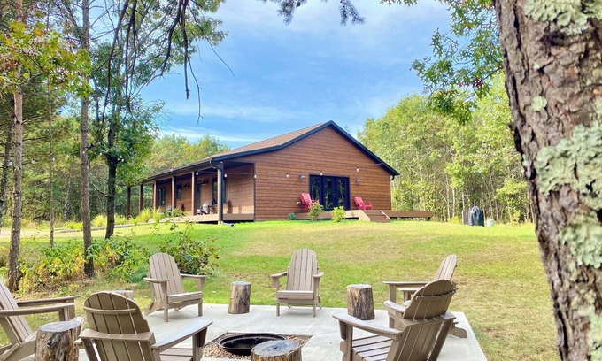 Wisconsin Dells House | Lazy Elk Lodge Luxury Cabin Game Room Fire Pit