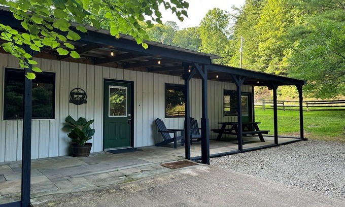 South Bloomingville Cabin | Lazy Lane Cabins - Brookside Cabin
