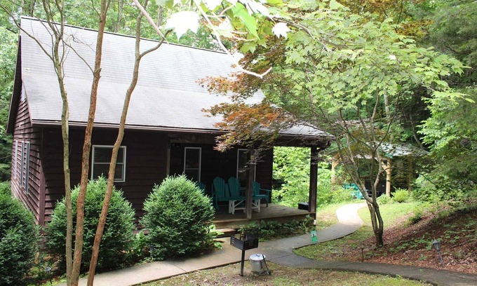 South Bloomingville Cabin | Lazy Lane Cabins - Hemlock