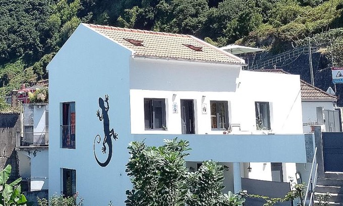Porto Moniz Apartment | Lazy Lizard by the Ocean