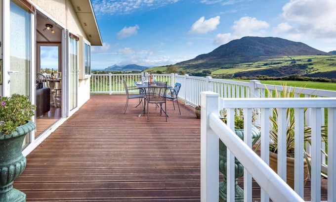 Garn Fadryn Ski Chalet | Lazy Nook in the beautiful Dinas