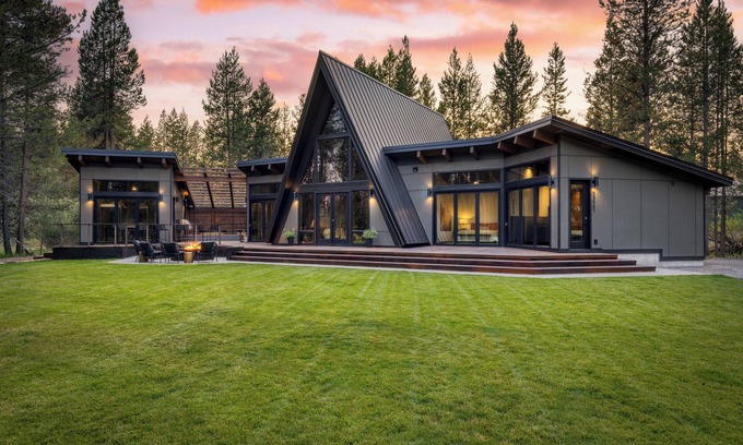 La Pine House | Lazy River Glamp-House by AvantStay | Newly Built, Luxe Indoor-Outdoor Living