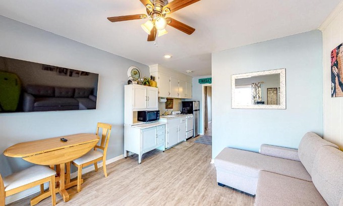 Midtown Ocean City Hotel | Lazy Whale 32