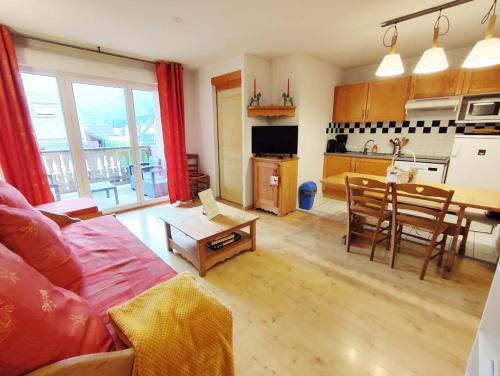 Bagneres-de-Luchon Apartment | Le 102, T3 pour 5 personnes, vue montagne, classé 2 étoiles NF, parking, piscine en été