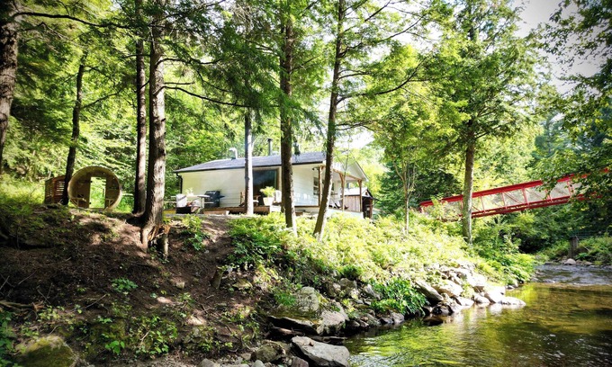 Potton Ski Chalet | Le 88 Howard - Spa, Sauna, River & Cute Bridge!