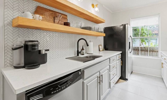 Avondale House | Le Avondale: Updated & Clean home