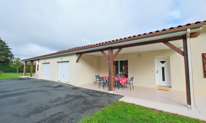 Savignac-les-Eglises House | Le Barradis – Single-storey house with air conditioning and shared pool in Savignac-les-Églises