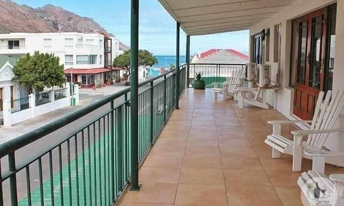 Gordons Bay Central House | Le Bay Lodge