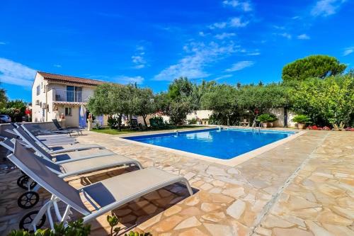 Beaucaire Apartment | Le Beaucaire 4P - Appt 4p climatisé avec piscine