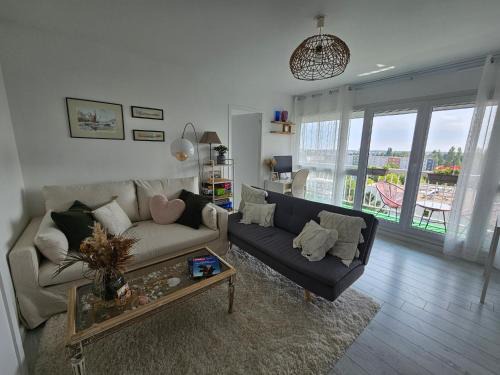 Velizy-Villacoublay Apartment | Le Break Suspendu entre Versailles et Paris