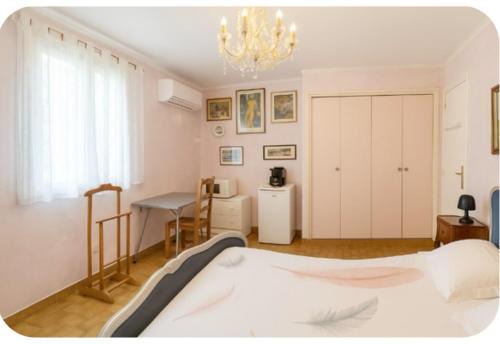 Le Cannet House | Le Cannet, chambre double à l'étage privatif, d'une maison avec piscine