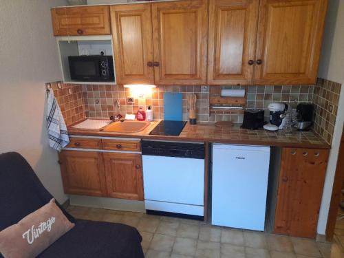 Les Carroz-d'Araches Apartment | Le chalet des neiges 3 est au calme situé à 5 mn à pied du centre il est composé canapé convertible et 3 lits supperposés parking privé sur place et arrêt navette gratuite à 30 m