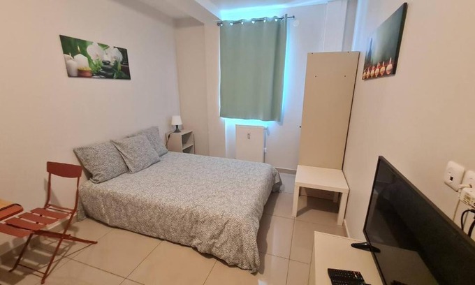 Montfermeil Apartment | le Coucher De Lune Studio pour 2 a 3 personnes a Montfermeil