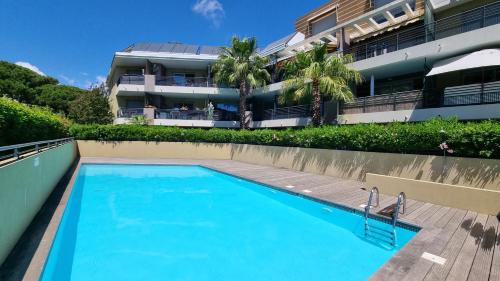 Villeneuve Loubet Beach Apartment | Le Familial, Piscine Plage et Garage
