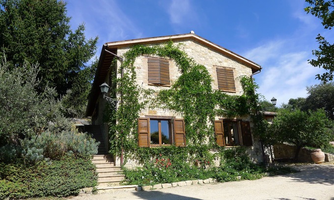 Monte Castello di Vibio Villa | Le Favette - spacious holiday home with Pool, Golf & stunning Umbrian Views