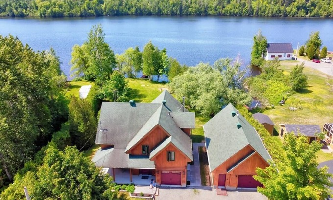 Mauricie Ski Chalet | Le Grandes-Piles, navigable river, spa, and ski