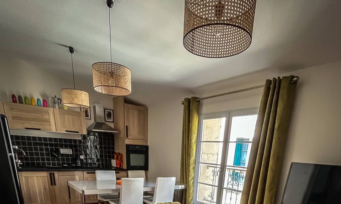 Caux Apartment | Le Grenier Apartment with vintage decor near Pézenas