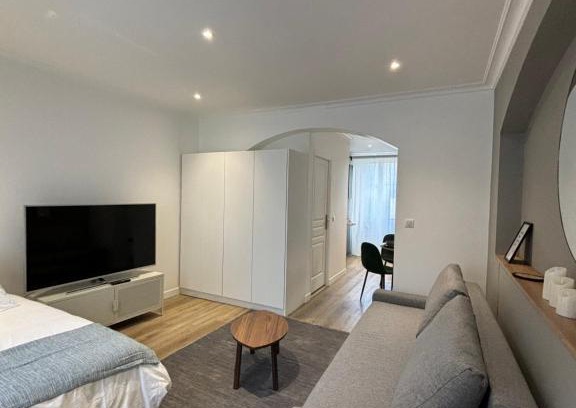Les Gondoles Apartment | Le Joli Appartement - Parking Gratuit, Wifi, RER C Choisy-le-Roi