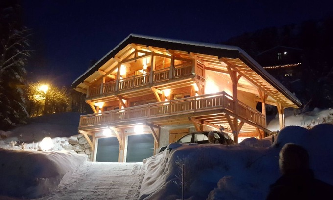Thollon-les-Memises Ski Chalet | Le P'tit Suisse - 4* Savoyard chalet with lake view - 4 bedrooms, 2 bathrooms and sauna