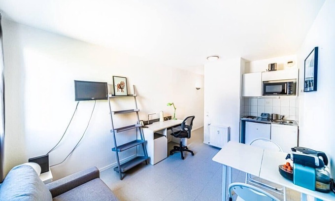 9th Arrondissement Apartment | Le petit Chinard- studio cosy-Vaise