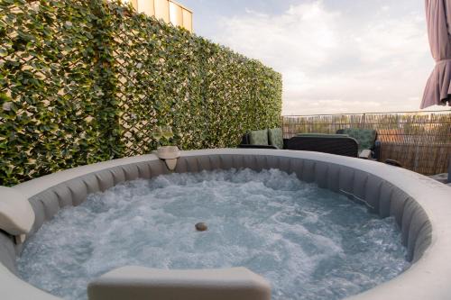 Saint-Denis Apartment | LE PETIT SÉSAME jacuzzi cosy Stade De France 6 personnes Wifi Terrasse Parking privé