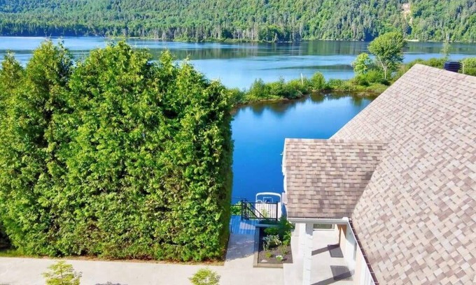 Mauricie Ski Chalet | Le Repère, navigable river, spa, and ski
