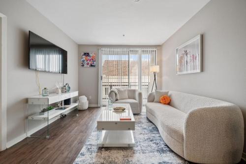 Downtown Apartment | Le Reve , 5 min to the beach Luxury Condo