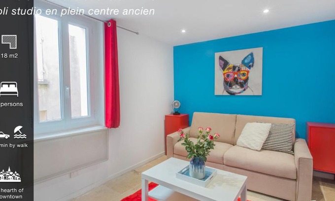 Hyeres City Centre Apartment | Le Saint Louis Blue Bulldog
