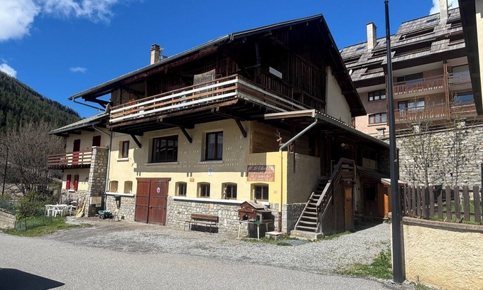 Abries Apartment | Le Villard; "Adrech" apartment in the heart of the Queyras (170m² in Abriès)