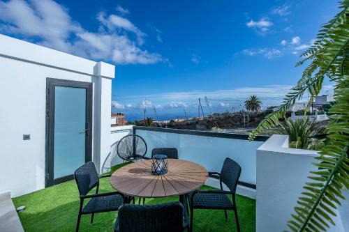 Llano del Moro Apartment | Lea Modern Attic Escape with Peaceful Terrace