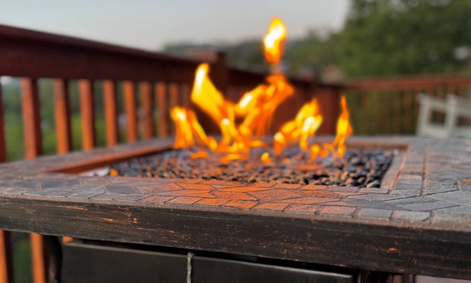 Wolf Laurel Cabin | Leaf Season | Hot Tub | 6 Smart TV | Parking