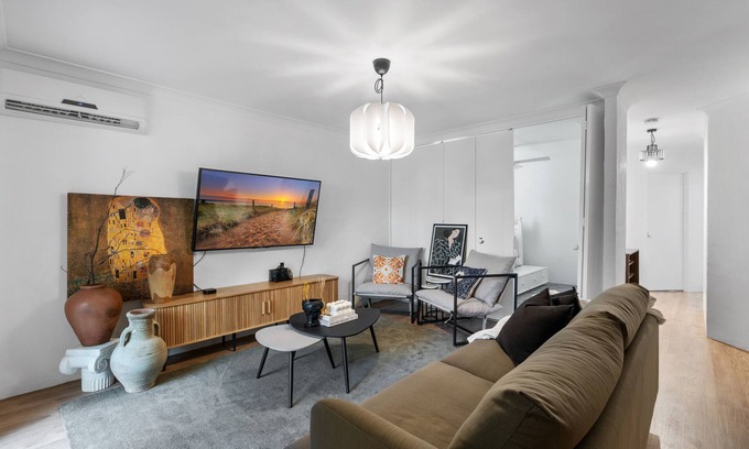Kensington Apartment | Leafy central stylish apartment in great location.