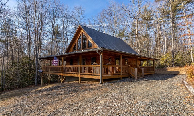 Linville Falls Cabin | Leafy Way Lodge - private log home, hot tub, fire pit, 30min to skiing
