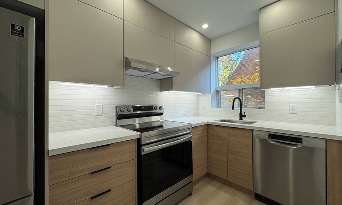 East York Apartment | Leaside 2BR with parking and laundry, family and pet friendly neighbourhood