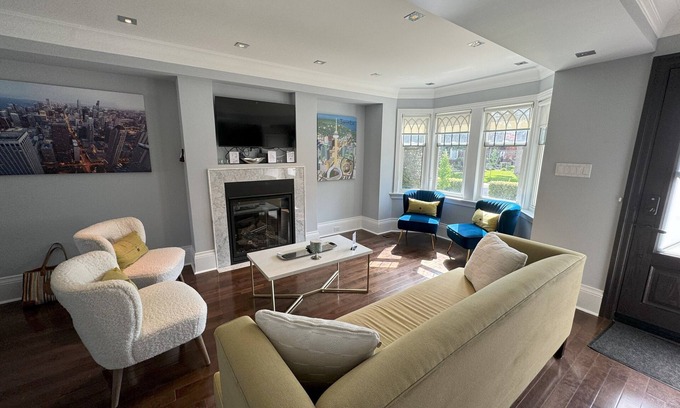 East York House | Leaside Rental w/Backyard& Pool, 3-bedroom house in fantastic Toronto
