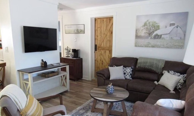 Millersburg Cottage | Leave your worries behind. Come in and get cozy!