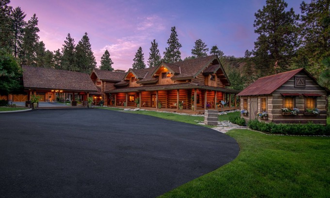 Leavenworth Cabin | Leavenworth, Luxury Log home, River front, family vacation or business retreat