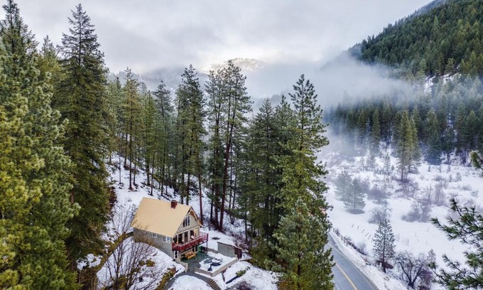 Leavenworth House | Leavenworth Mountain View Cabin w/Space to Hike